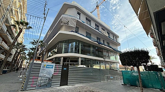 El edificio de la universidad y la nueva sede de Agamed en Torrevieja finalizarán antes de la primavera