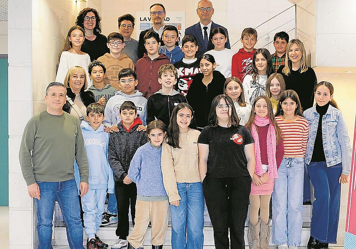 El consejero de Educación y FP, Víctor Marín, y el director de LA VERDAD, Víctor Rodríguez, con los alumnos de 6º de Primaria del colegio Francisco Noguera Saura y sus tres maestros, además de Mar Saura y María García.