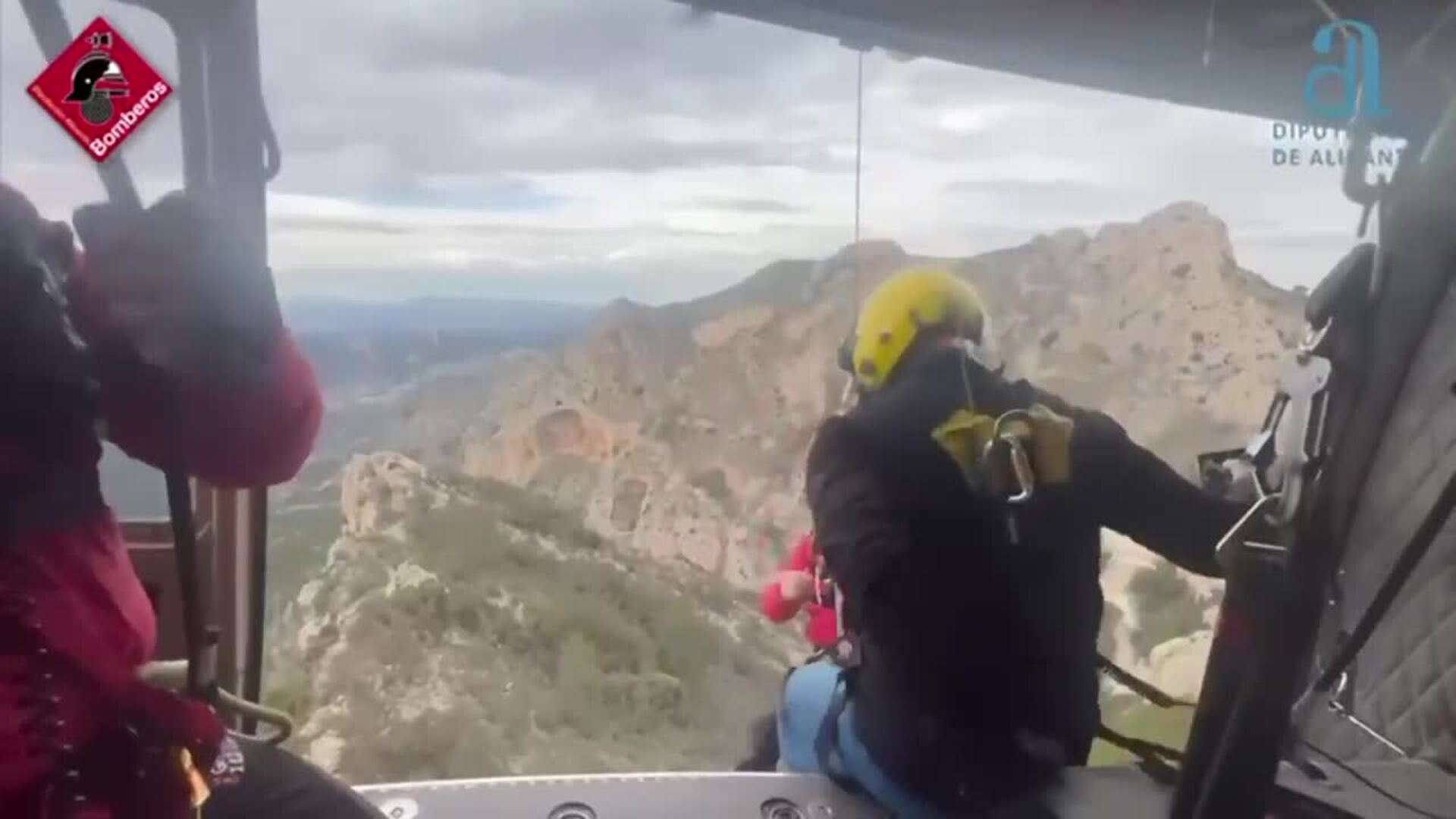 Bomberos rescatan en helicóptero a dos mujeres atrapadas en la sierra del Maigmó en Castalla