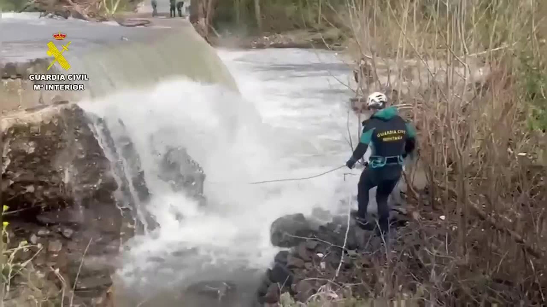 Intentan localizar a un motorista precipitado al río Genal,  en Málaga