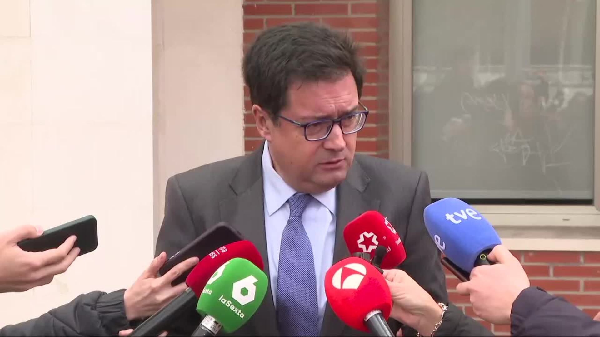 Óscar López exige a Ayuso un reparto "objetivo" de menores en Madrid