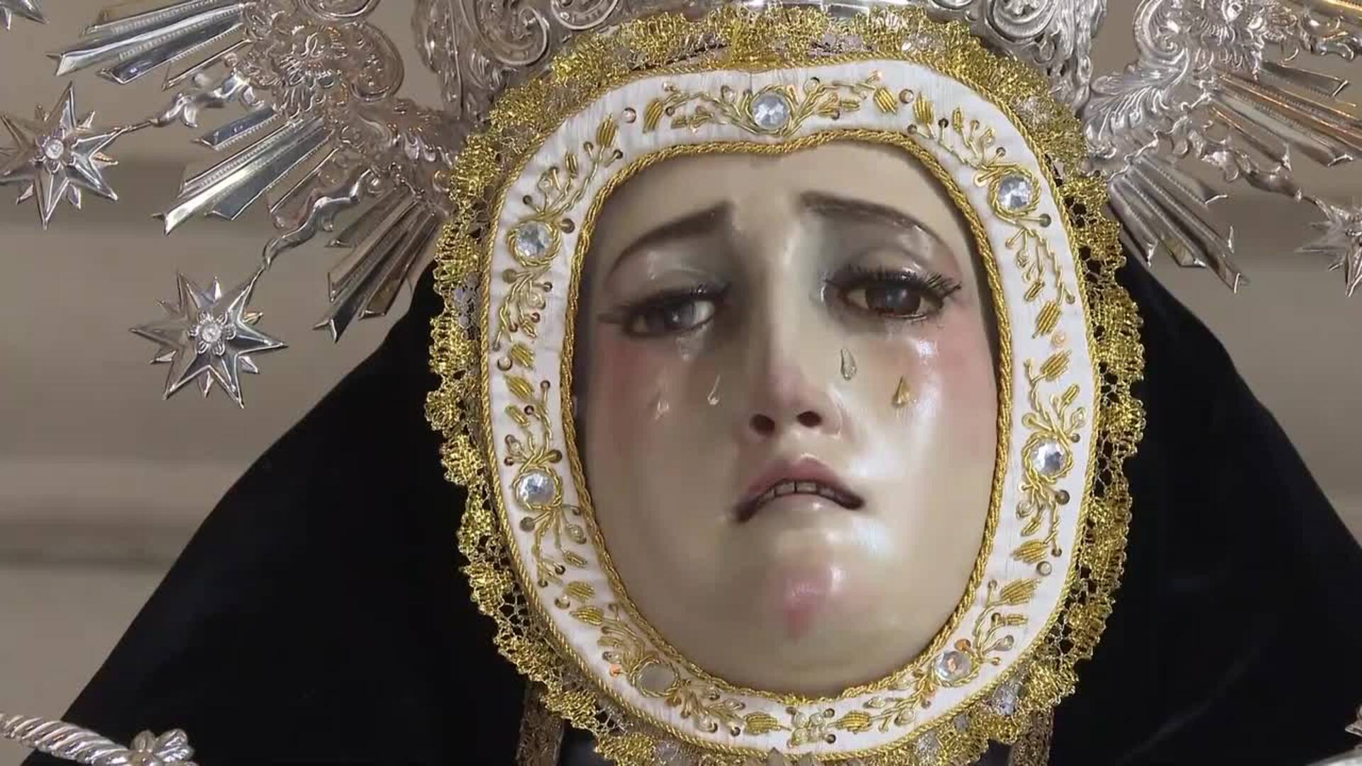 La Virgen de los Siete Dolores espera en el interior de la Almudena a su salida en procesión