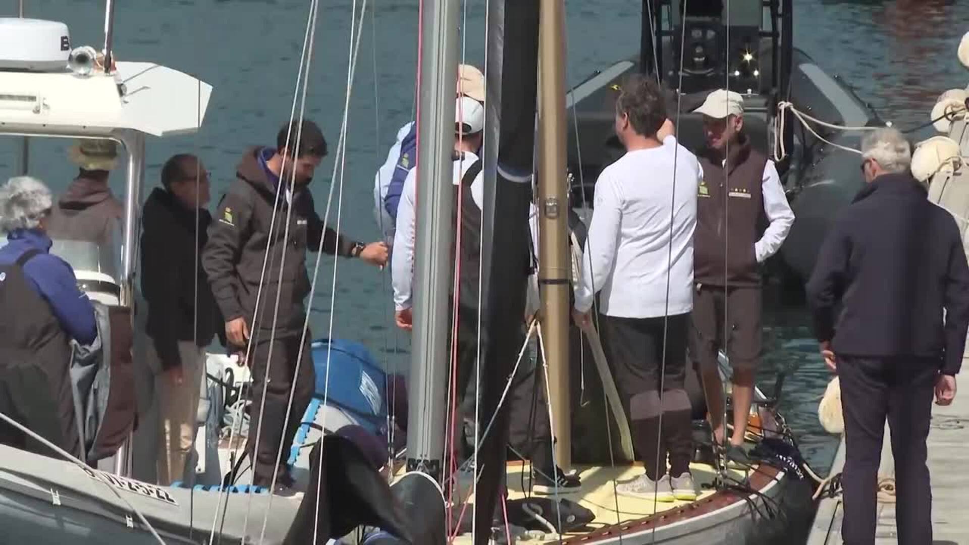 Juan Carlos I sale a navegar, pero no participa en el primer día de regata en Sanxenxo