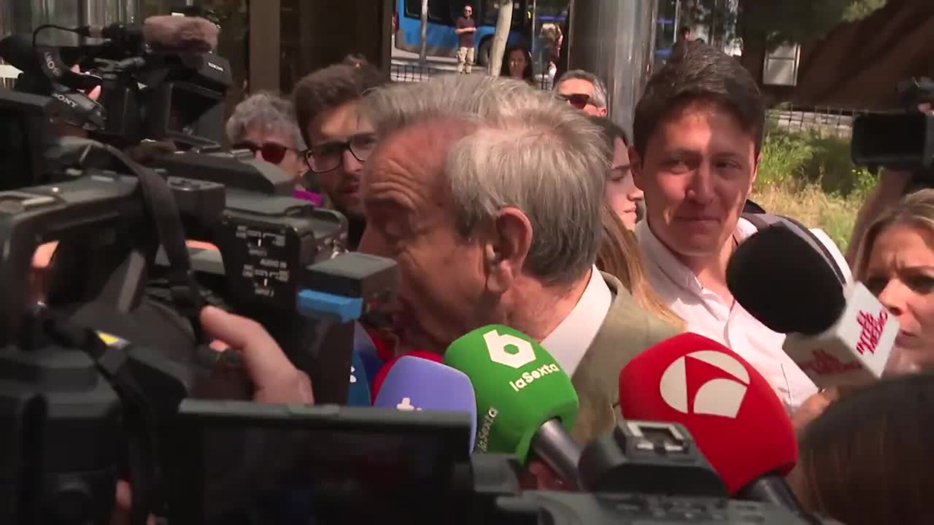 Antonio Burgueño llega al juzgado: "Las víctimas y los ciudadanos estamos en el mismo sitio"