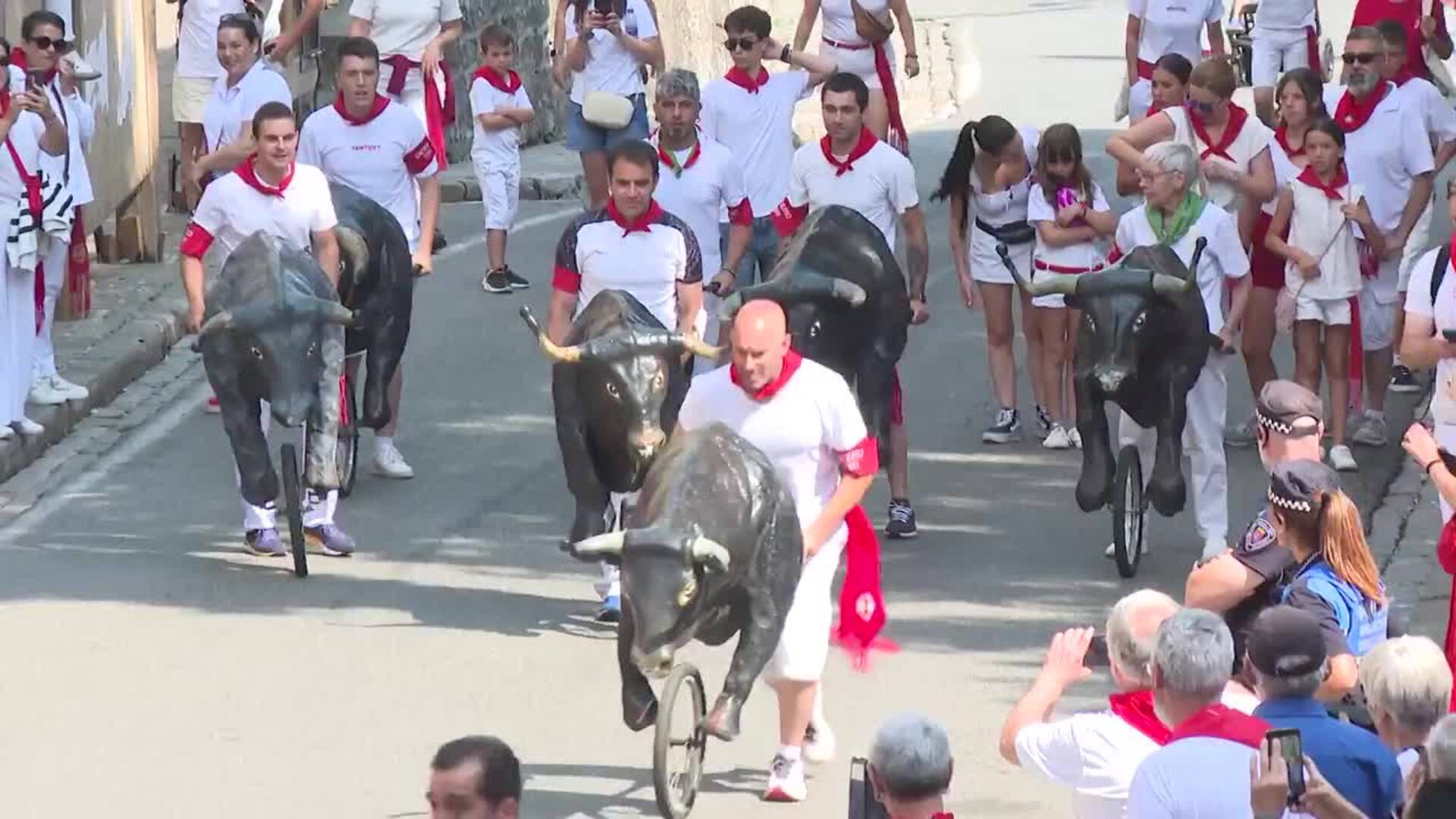 Pequeños y mayores disfrutan en el Encierro Txiki de Sanfermines: "Es igual de emocionante"