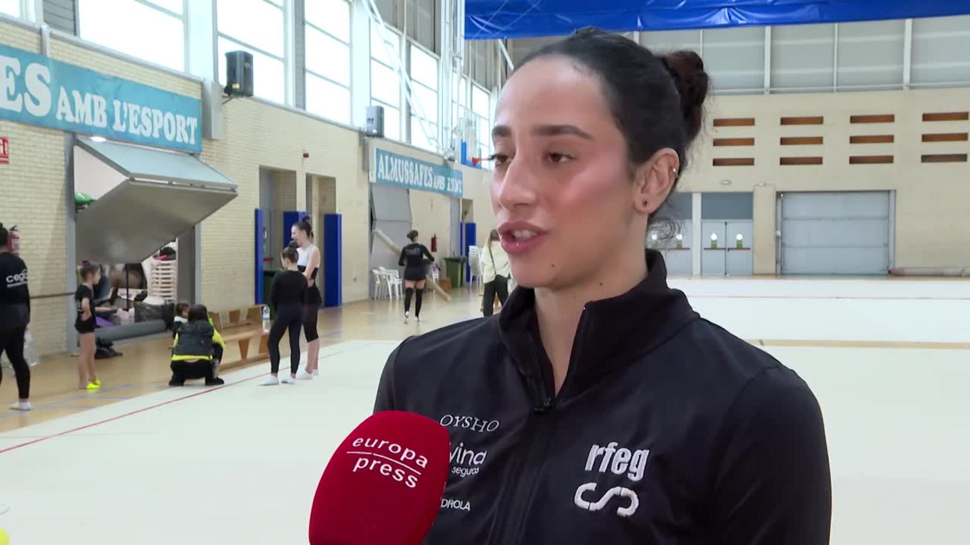 La gimnasta Alba Bautista hace una clase para niñas afectadas por la dana
