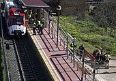 Seis atendidos por el choque de un tren de pasajeros contra un camión grúa en Cartagena