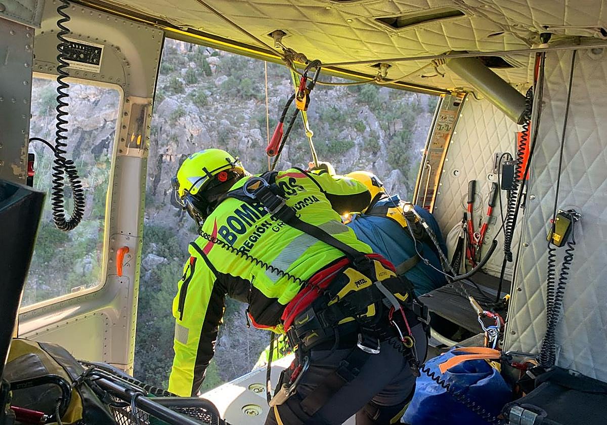 Rescatan a un escalador herido tras caer por una pared en Bullas | La ...