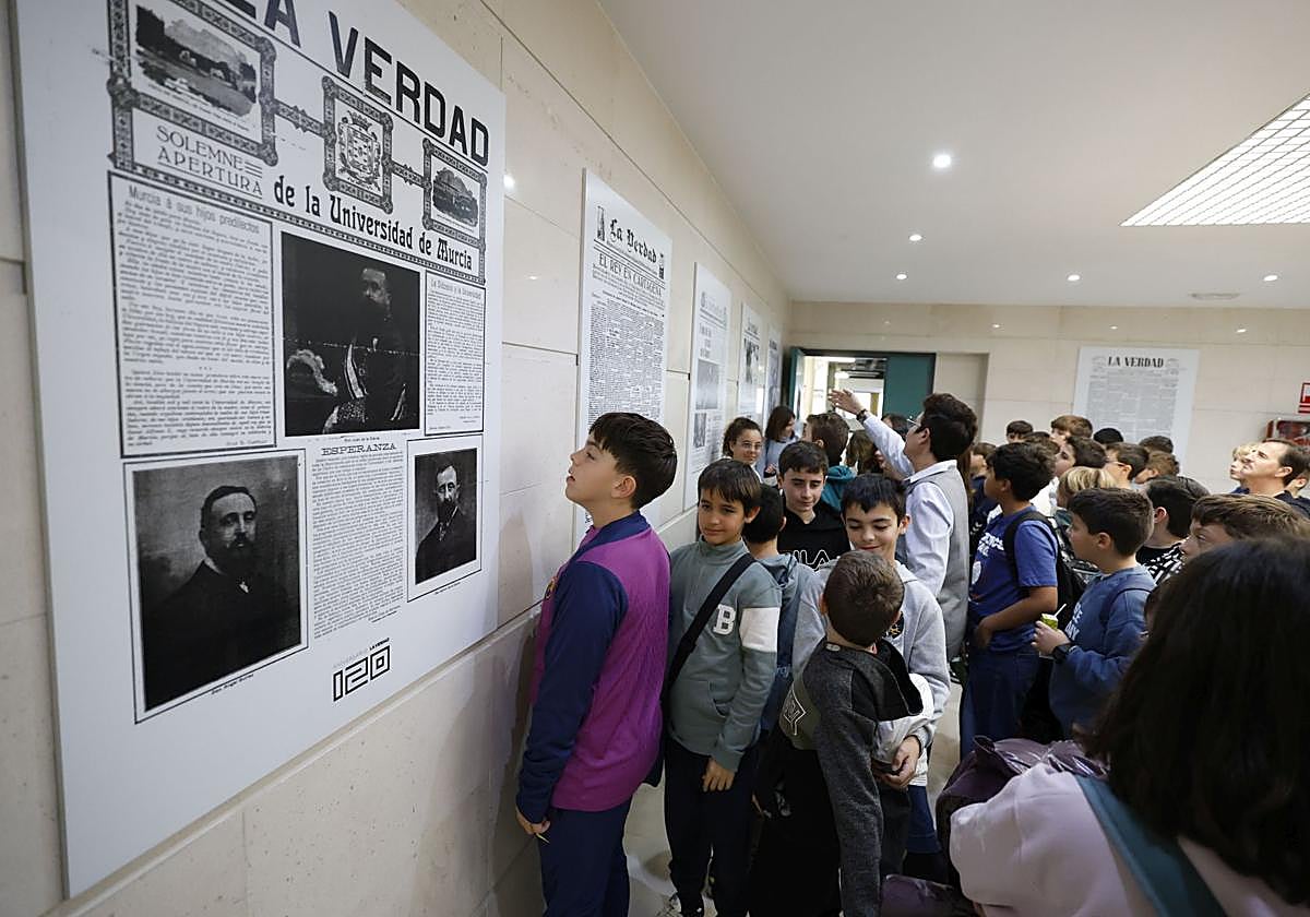 Los niños observan las portadas más emblemáticas del periódico LA VERDAD