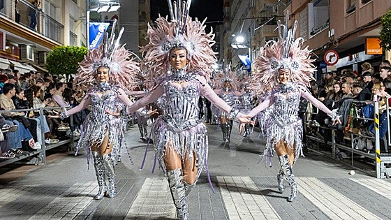 Fantasía contra viento y marea en el primer Gran Desfile del Carnaval de Águilas