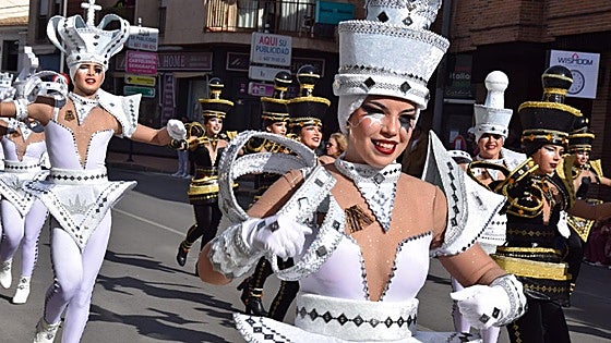 Las comparsas del Carnaval de San Pedro ofrecen un desfile temático con piezas de ajedrez, dominó y parchís