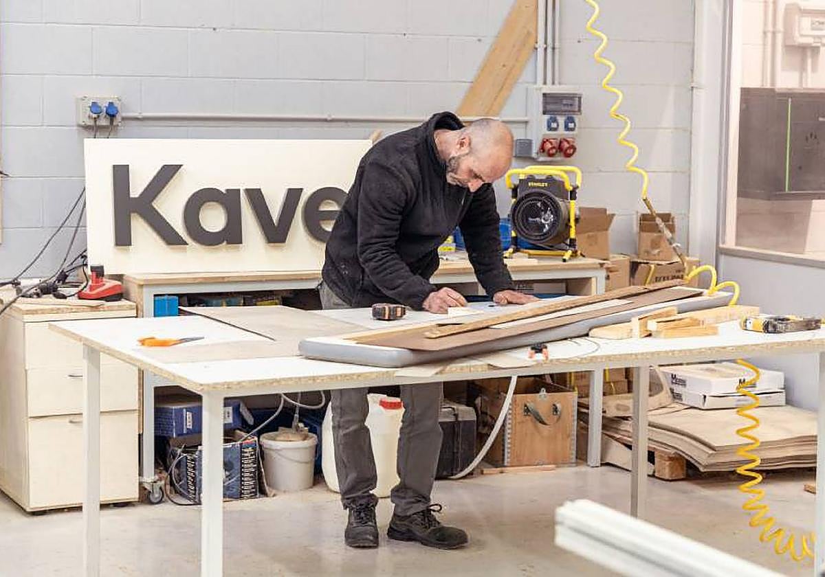 Un empleado de la empresa Kave Home, en sus instalaciones de Yecla.