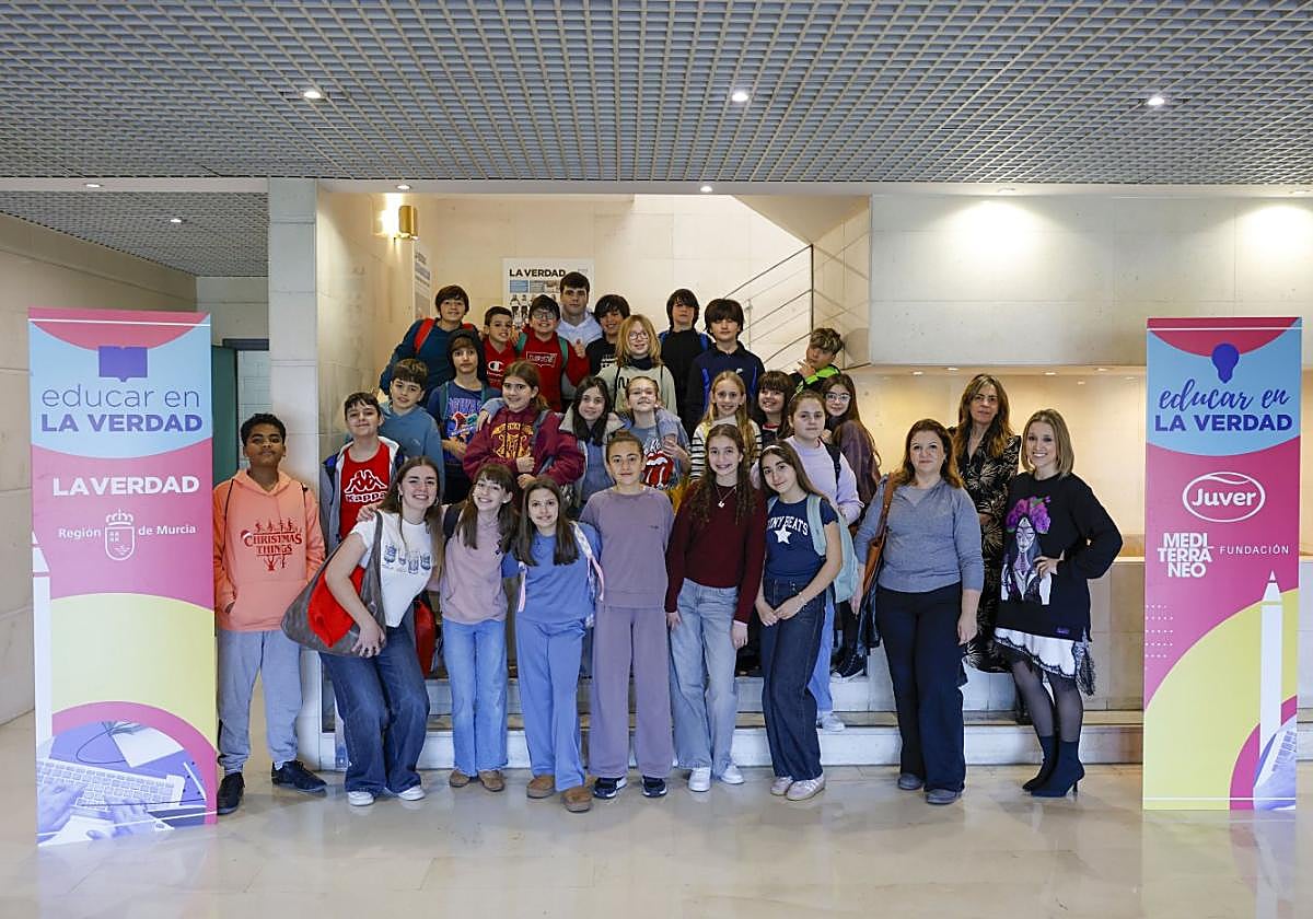 La periodista especializada en educación Fuensanta Carreres, junto a los 24 alumnos y dos maestras del CEIP Nuestra Señora de la Arrixaca, acompañados por 2 estudiantes en prácticas de la UMU.