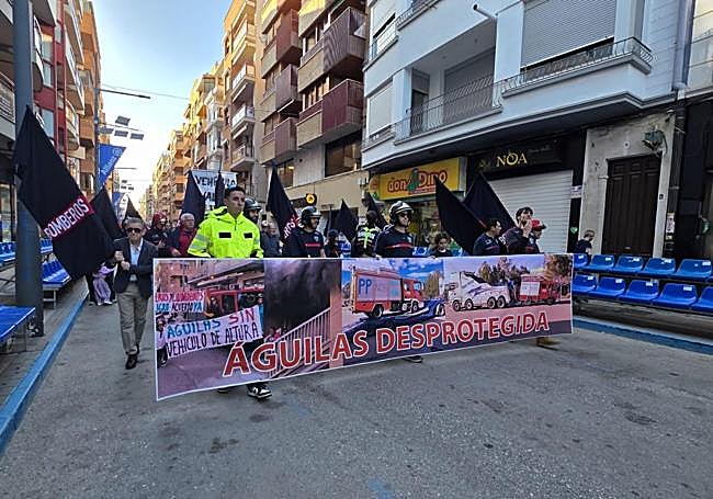 Los bomberos durante su protesta por el recorrido del carnaval.