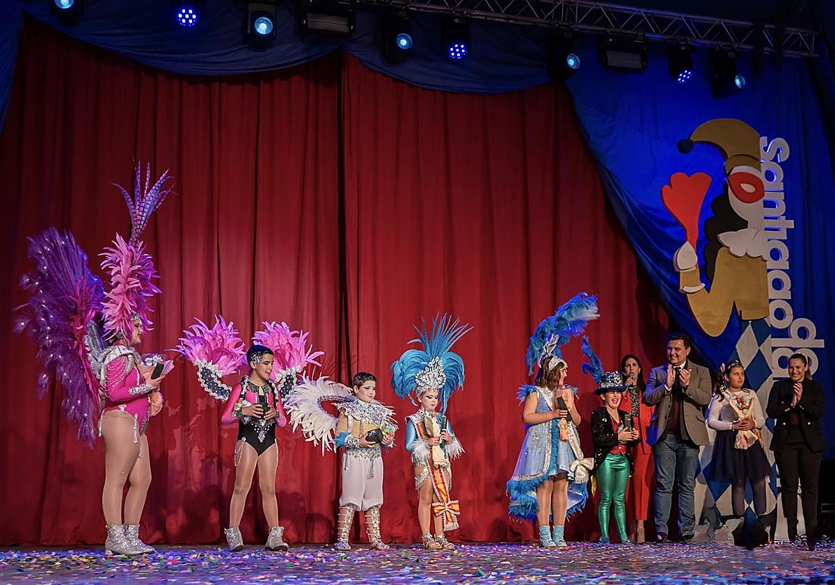Imagen principal - 1. Musas infantiles junto a autoridades locales. 2. Tamara Sánchez, reina del Carnaval. 3. La pregonera, Julia Gallut, junto al alcalde.