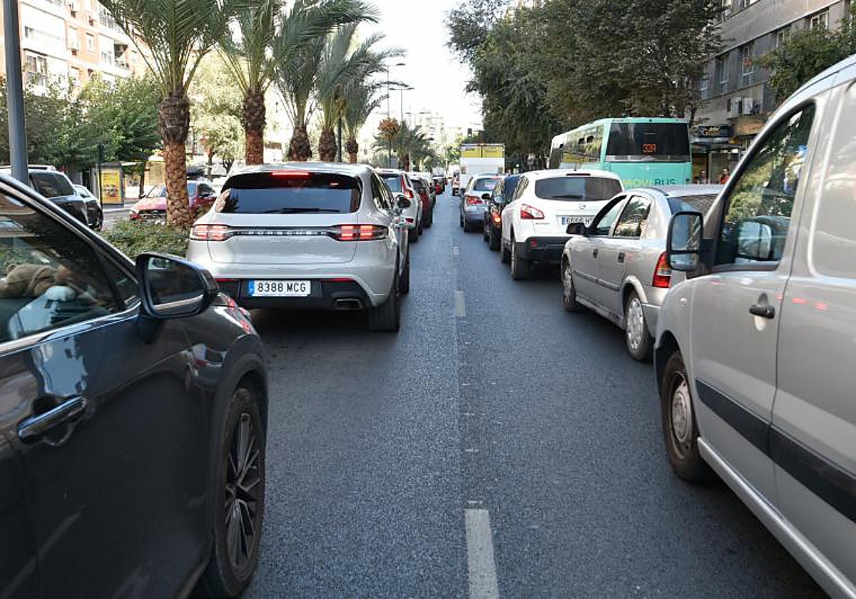 Atasco en la avenida Primo de Rivera, en una imagen de archivo.