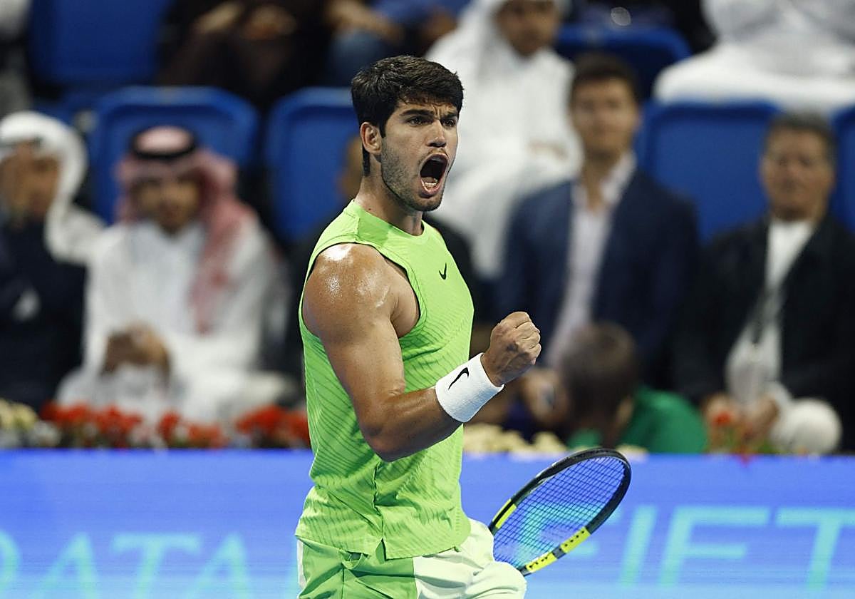 Carlos Alcaraz celebra un punto ante Khachanov en Catar.