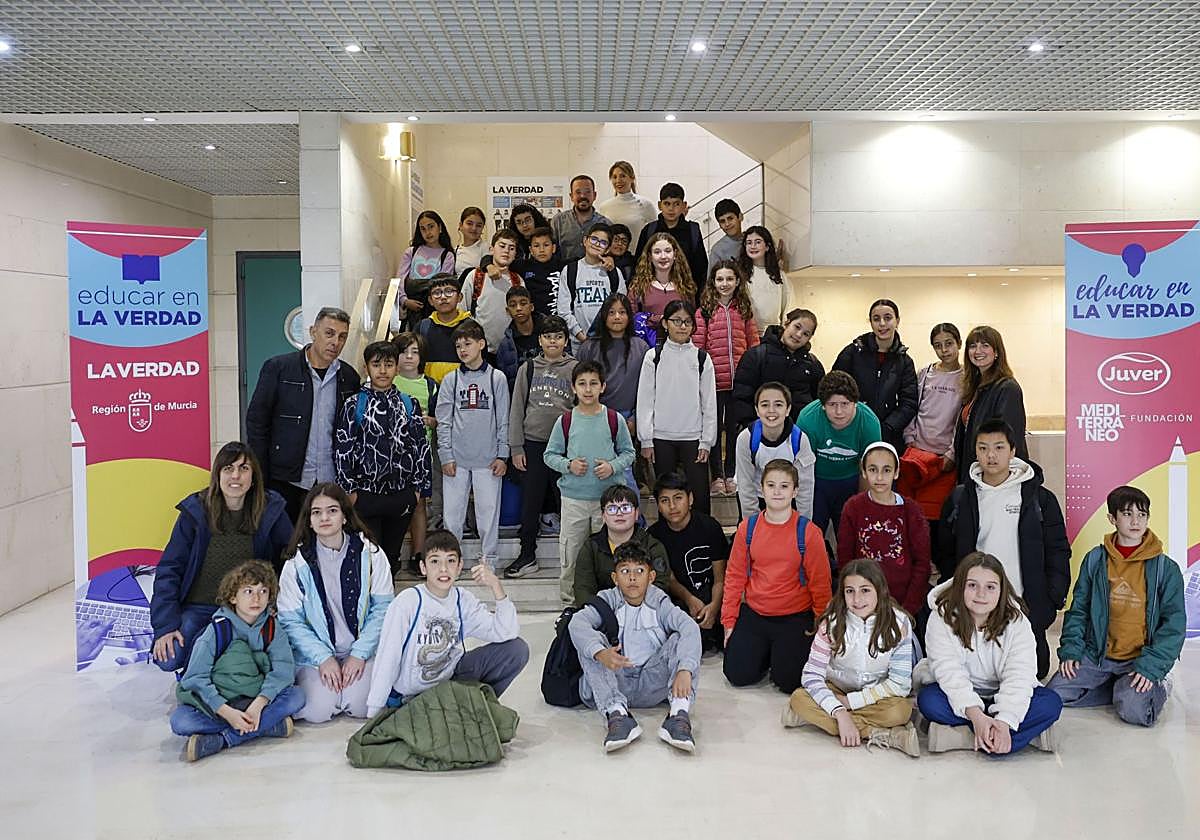 La coordinadora de 'Educar en LA VERDAD', Alicia Hernández, y el periodista Alberto Sánchez junto a los 38 alumnos y tres maestros del CEIP Sierra Espuña, ayer, en las instalaciones del periódico.