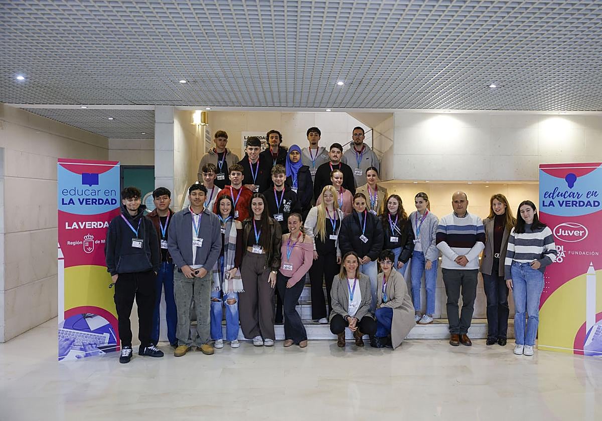 El periodista Alberto Gómez y la coordinadora de 'Educar en LA VERDAD', Alicia Hernández, junto a los alumnos y docentes de Xtart Formación en las instalaciones del periódico