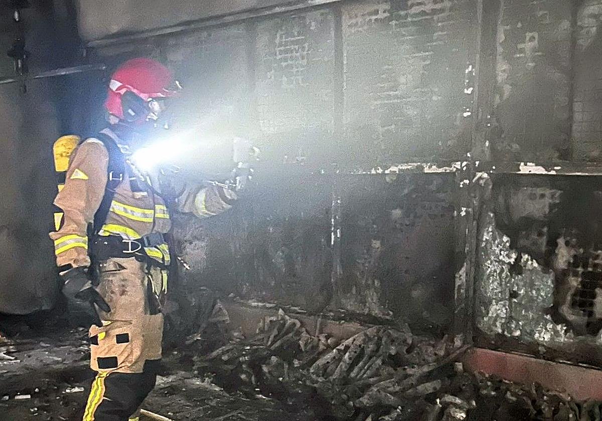 Imagen del incendio en una nave industrial de Yecla.