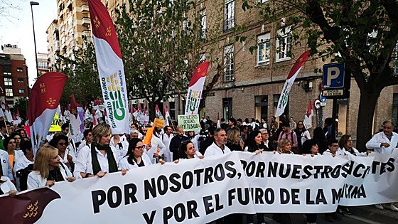 Los médicos de la Región de Murcia salen de nuevo a las calles: «No hemos tenido ninguna respuesta, nos cerraron las puertas»
