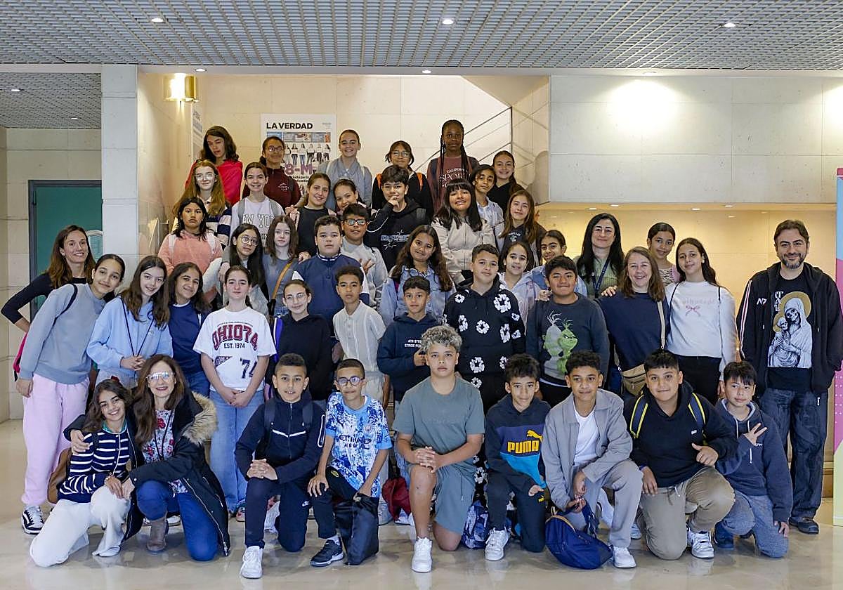Visita del CEIP Sierra Espuña de Alhama de Murcia a LA VERDAD, en imágenes