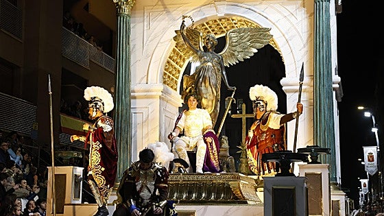 El Paso Blanco engrandece a Constantino I en Lorca