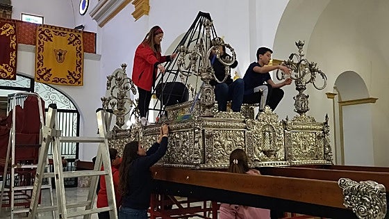 El Paso Encarnado de Lorca prepara sus tronos para el encuentro