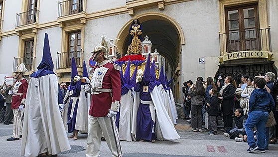 A metro y medio de la Esperanza Guapa en Murcia