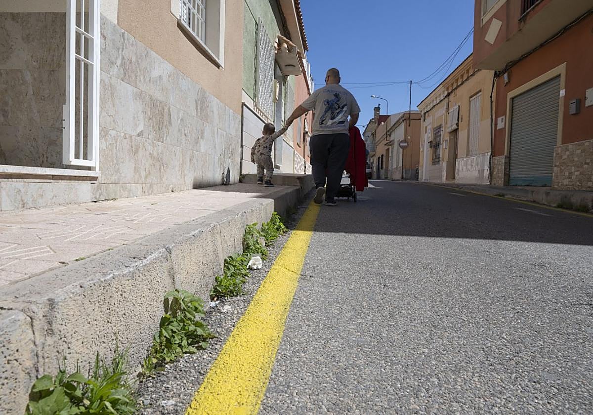 El calvario de los vecinos de Barrio Peral en Cartagena: aceras en las ...
