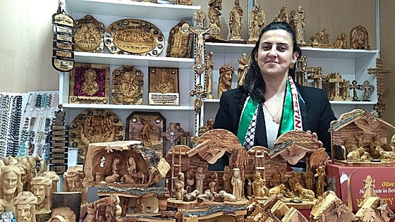 Artesanía palestina en madera de olivo en Lorca