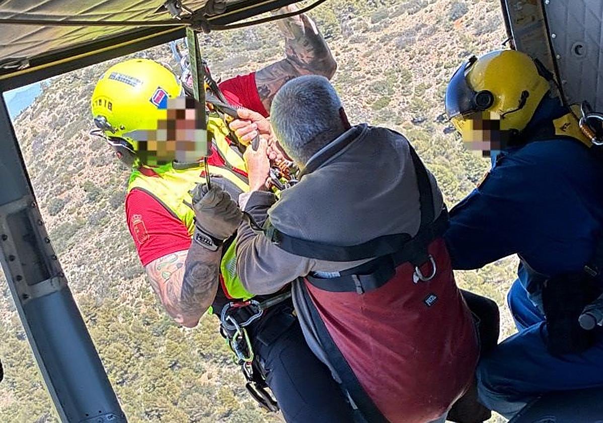 Rescatan en helicóptero a un senderista tras caerse y lesionarse en una ...