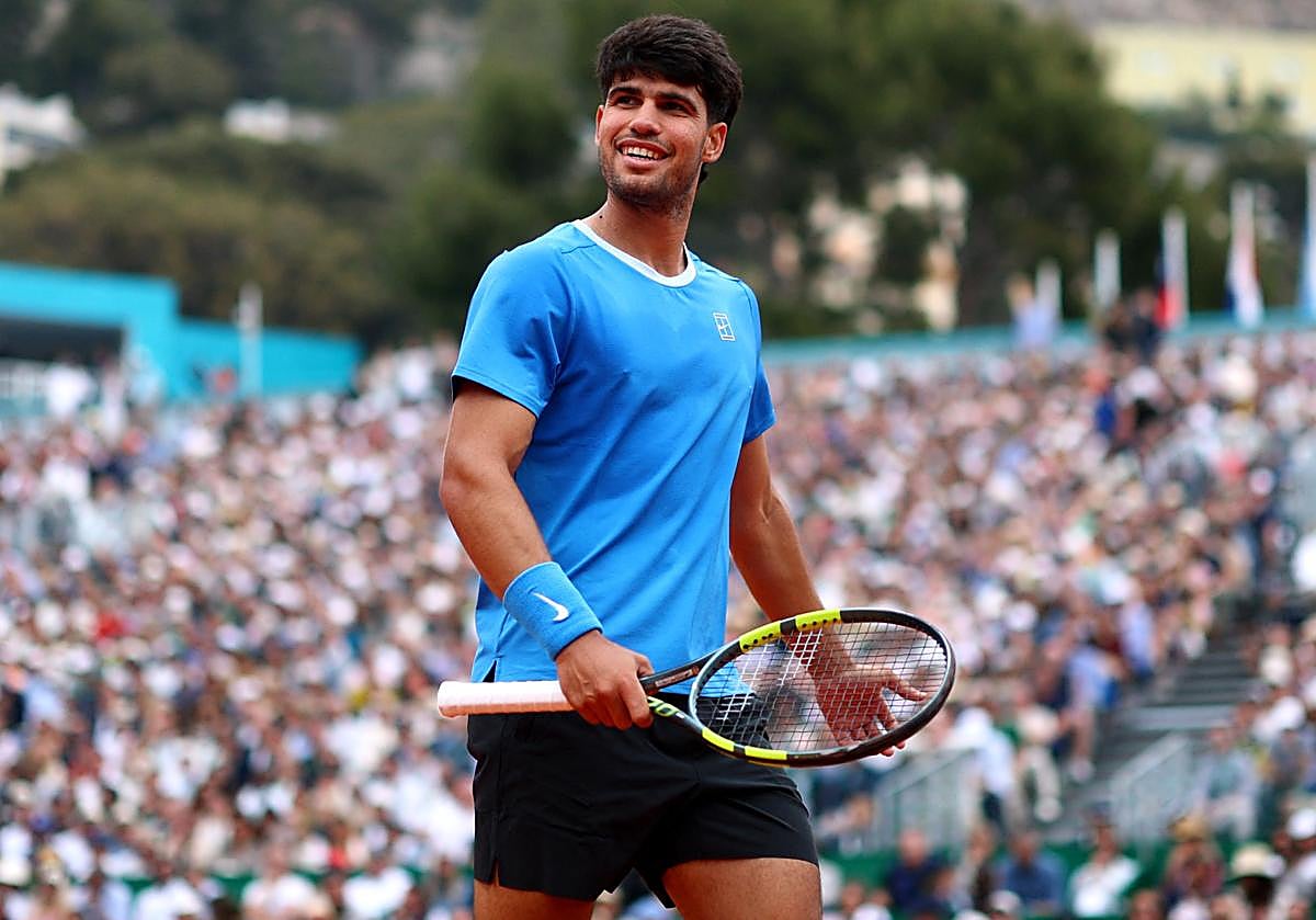 Carlos Alcaraz sonríe tras ganar un punto ante Bublik, este viernes, en Montecarlo.