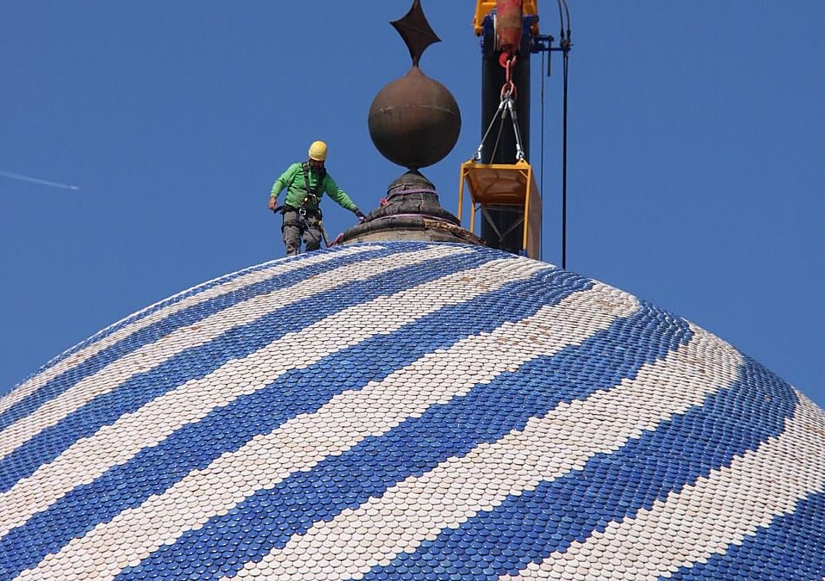 Un operario, en la cúpula de escamas del templo.
