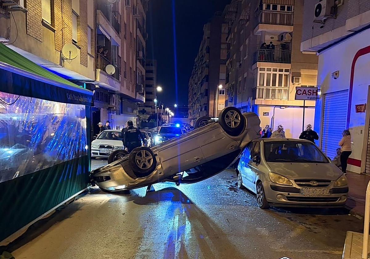 El vehículo volcado después del accidente.