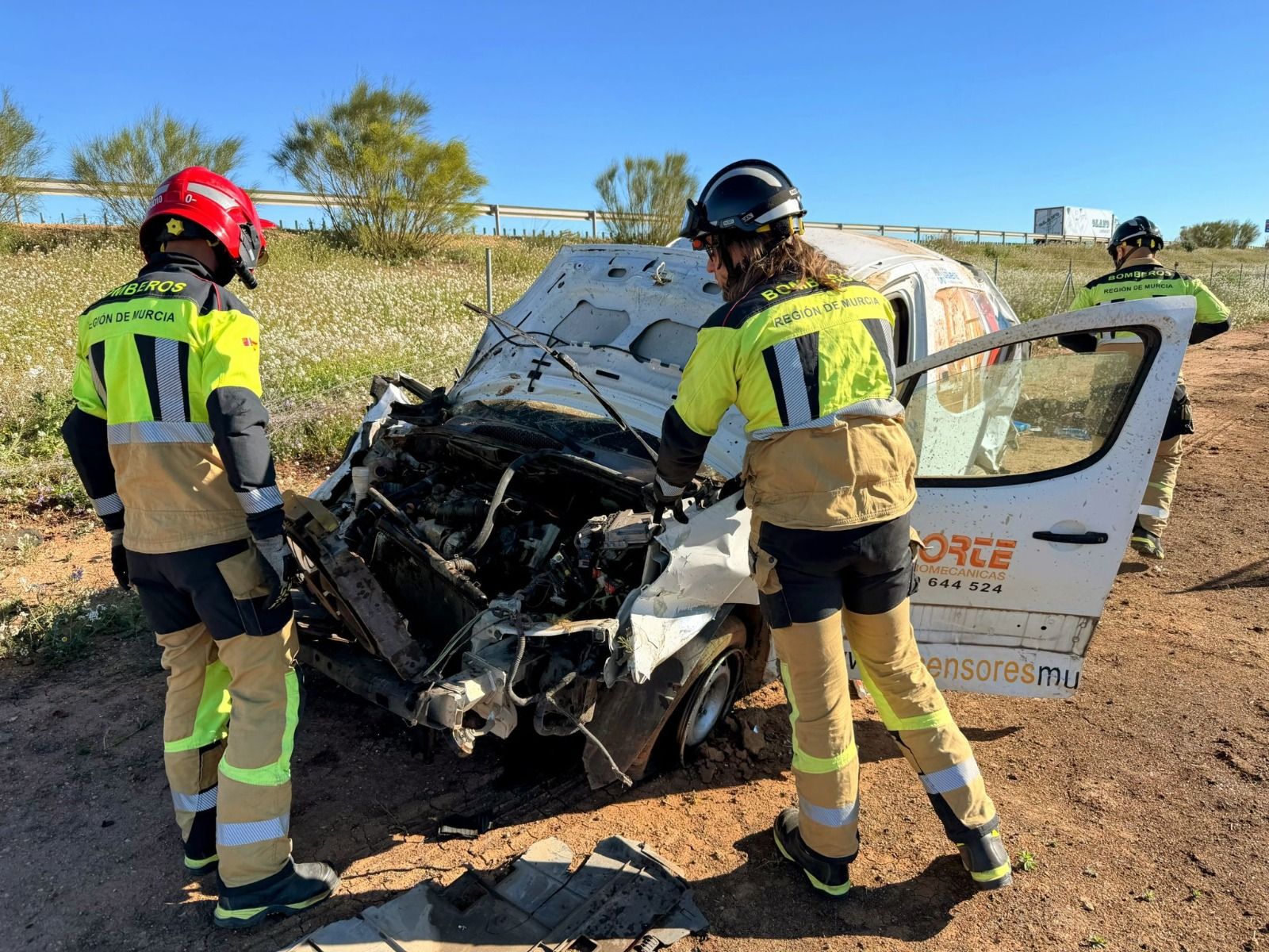 Los bomberos actuando en el accidente.