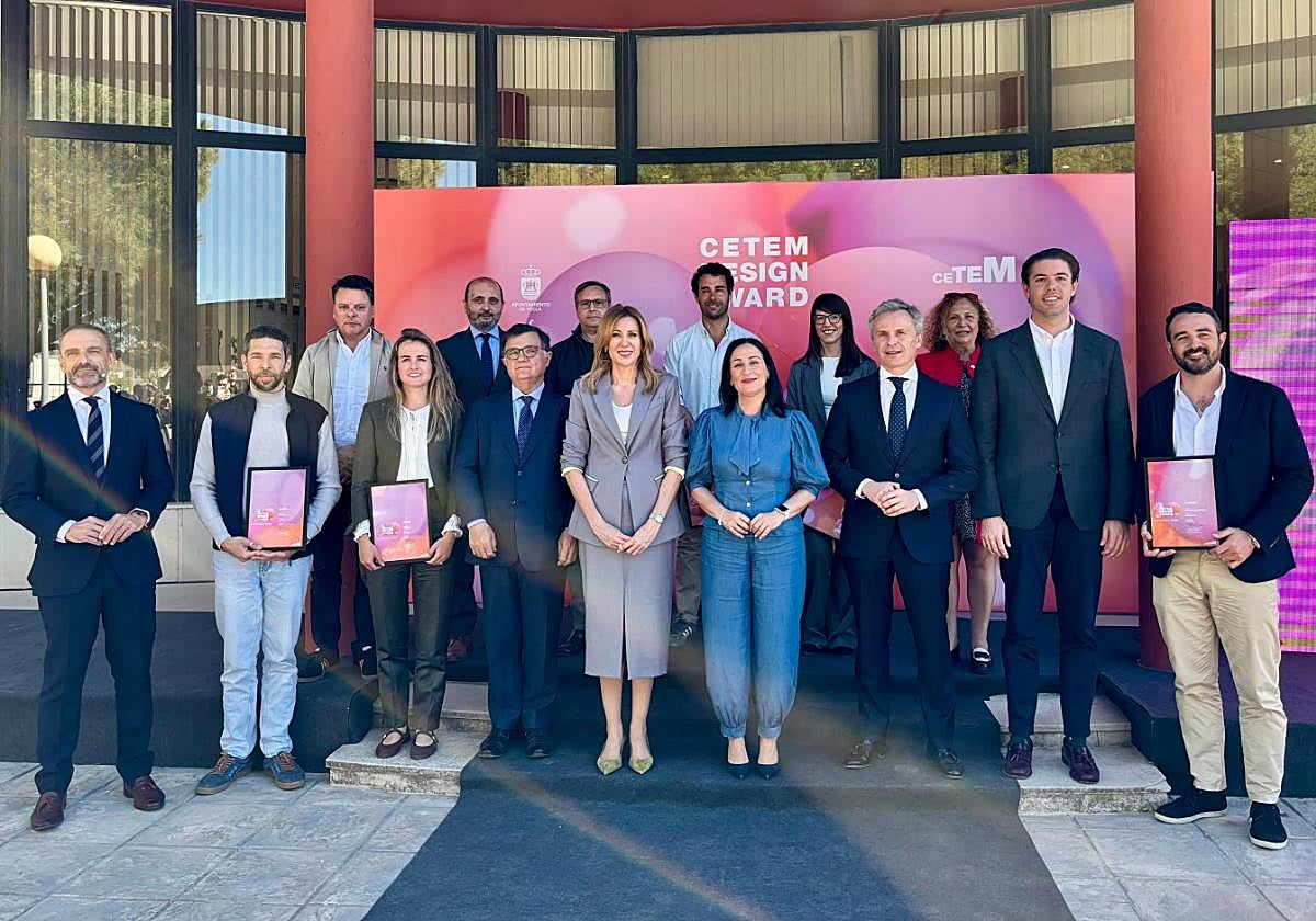 Premiados y autoridades en la sede del Cetem.