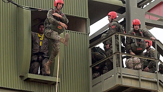 La Escuela Militar de Paracaidismo da el salto de calidad con sus cursos OTAN