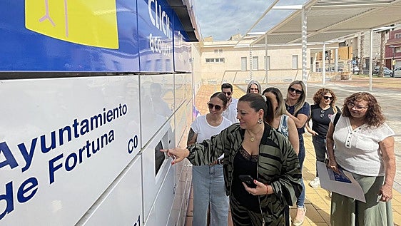 Cinco comercios estrenan las taquillas que permiten recoger compras 24 horas en Fortuna