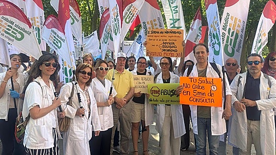 Última semana de la actual oleada de huelga nacional contra el borrador de Estatuto Marco: concentración frente al Ministerio de Sanidad y anuncio de escalada en el conflicto tras el verano