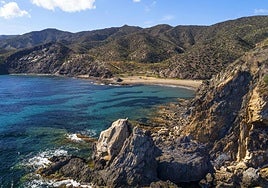 Aguas turquesas en una de las calas del litoral lorquino.