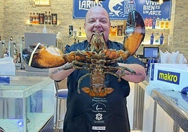 El chef Javier Martín muestra un exquisito bogavante.