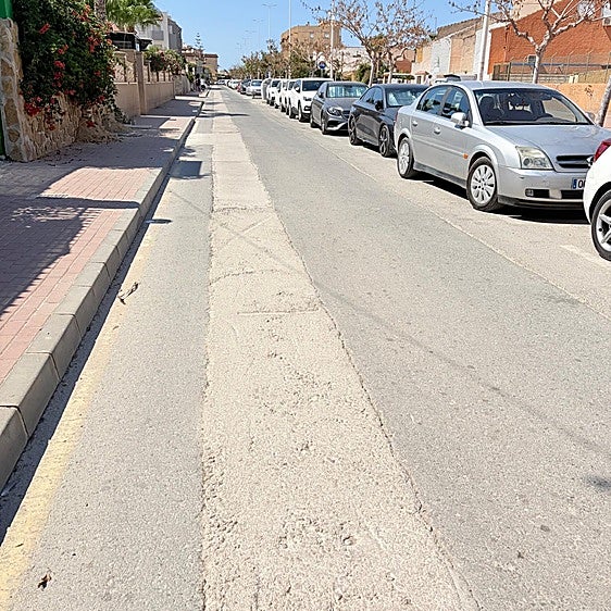 Las obras para renovar la red de agua en el Puerto de Mazarrón irritan a los veraneantes