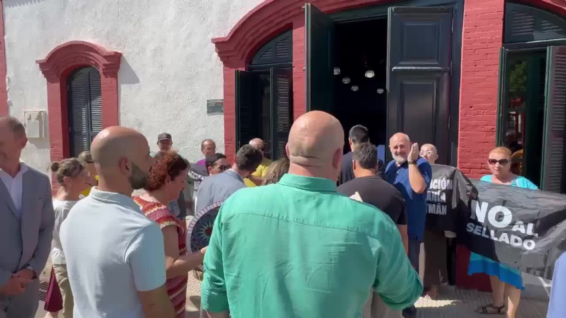 Protesta de los vecinos de Portmán en la Casa del Pueblo de El Llano del Beal
