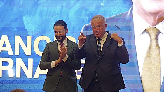 El senador y exalcalde de La Unión Francisco Bernabe recibe el 'Castillete de oro'