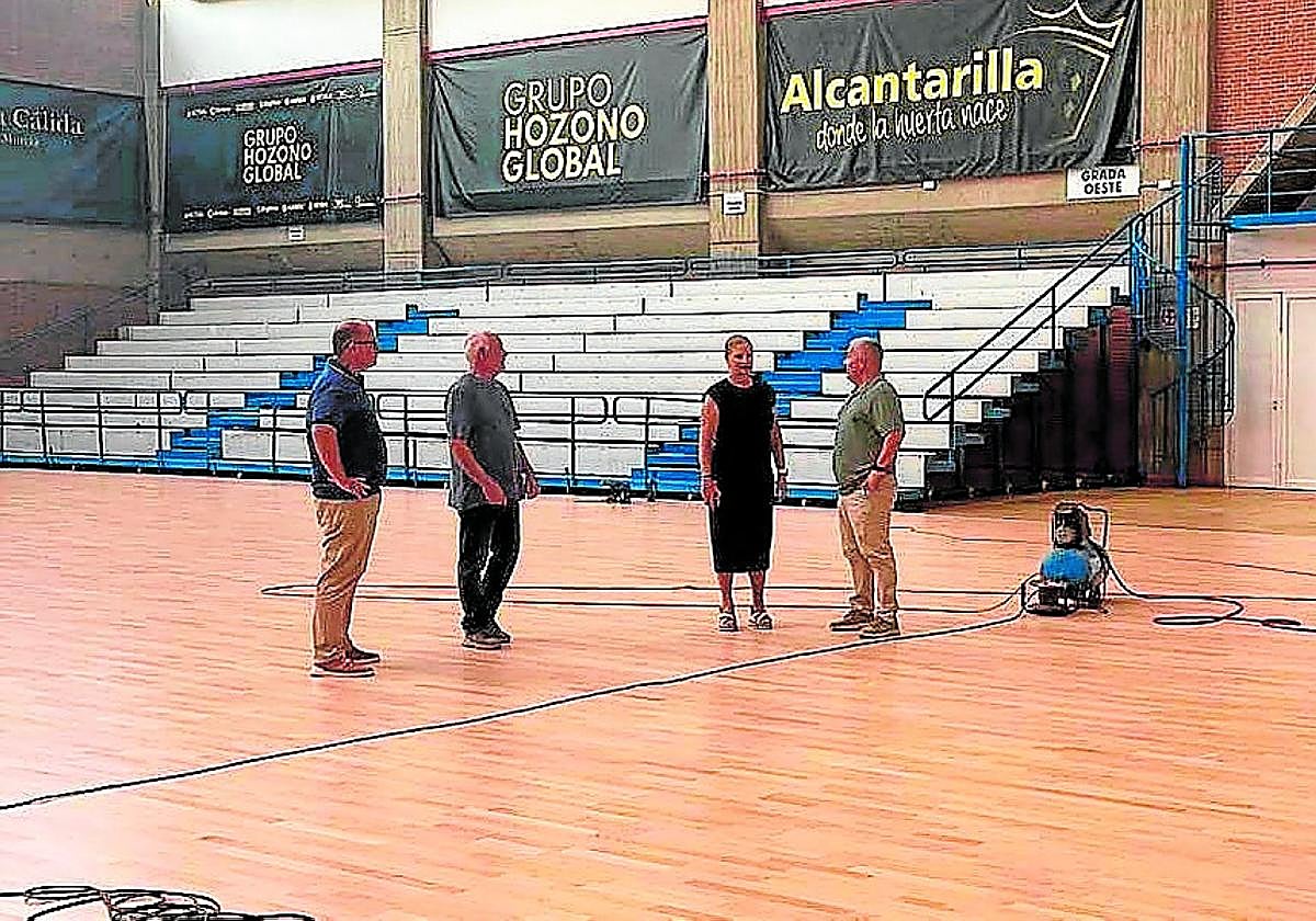 La alcaldesa de Alcantarilla, Paqui Terol, visita el recién remodelado parqué del pabellón Fausto Vicent