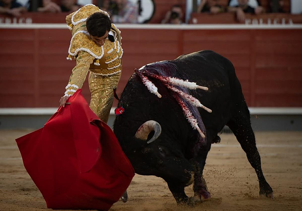 El diestro Paco Ureña durante una de las faenas.