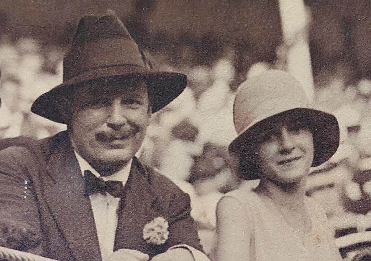 Julián Alcaraz con su hija María Luisa en la plaza de San Sebastián recibiendo un brindis del torero murciano Niño del Barrio en 1930.