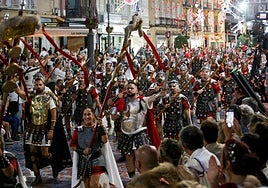 Una de las escenas que dejó el Gran Desfile por el casco histórico de la ciudad el pasado año