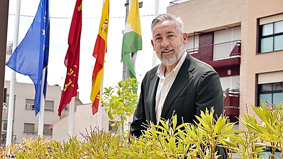 Víctor Martínez, alcalde de Santomera: «Nos gusta salir a la calle y conseguir que quien viene de fuera sea uno más»